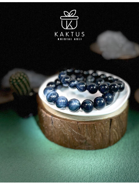 蓝虎眼石又称鹰眼石 blue tiger eye，其功效主要体现在增强洞察力、提升勇气与信念、促进身体健康以及招财纳福.