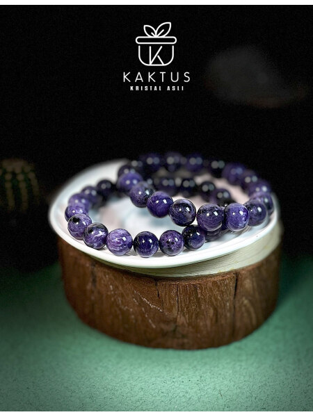 Charoite 紫龙晶 is a stone of courage, wisdom, and divine connection. It teaches us to embrace change fearlessly and trust the path of transformation. At Kaktus, we guide you to the crystal that aligns with your soul’s journey.